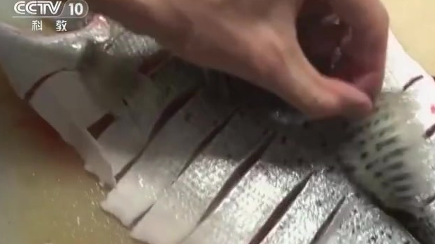 【清蒸鲈鱼】越简单的菜越考验厨师的功力!将处理好的鲈鱼改刀,撒上少量食盐。放入蒸锅前要用筷