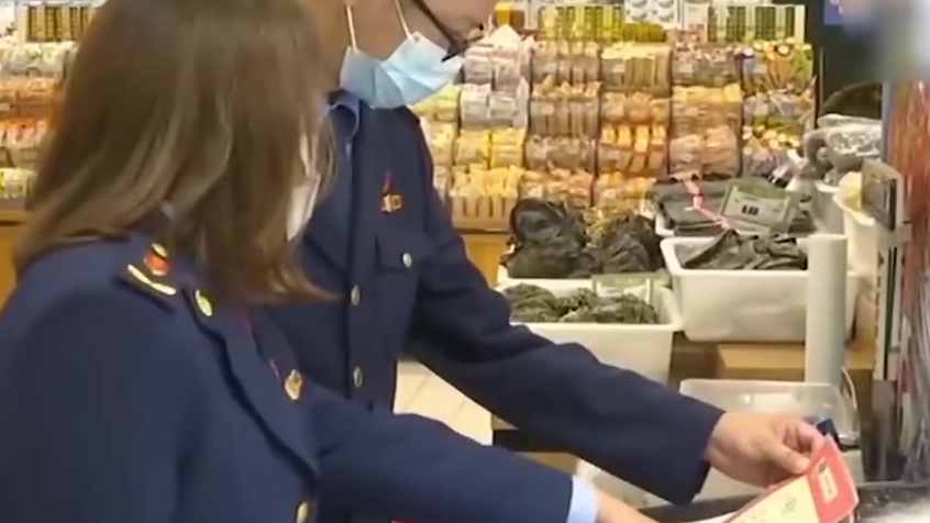 【机器人炒菜安全吗?南京饭店引进炒菜机器人应对五一】五一来临,为应对高客流,有餐饮单位引进