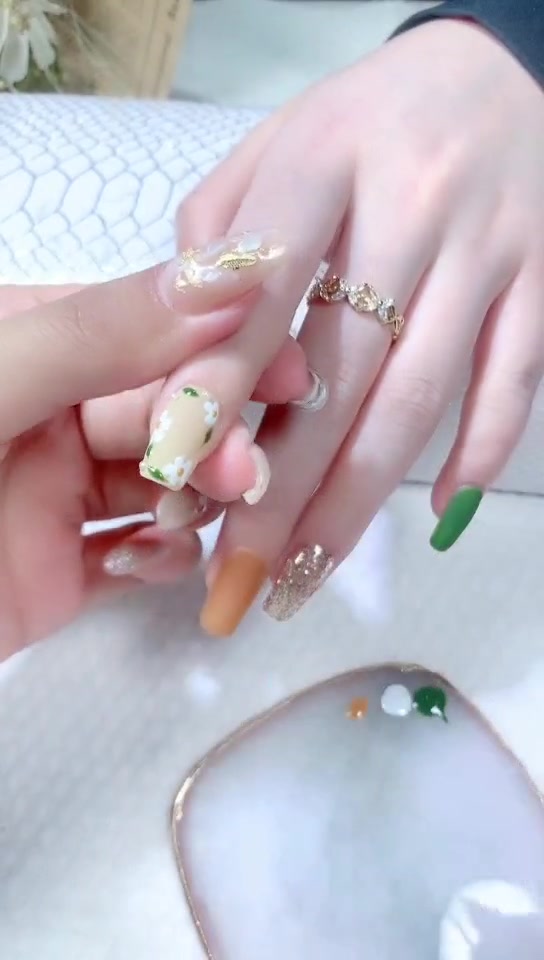 美甲培训班:夏季泫雅风美甲教程来喽