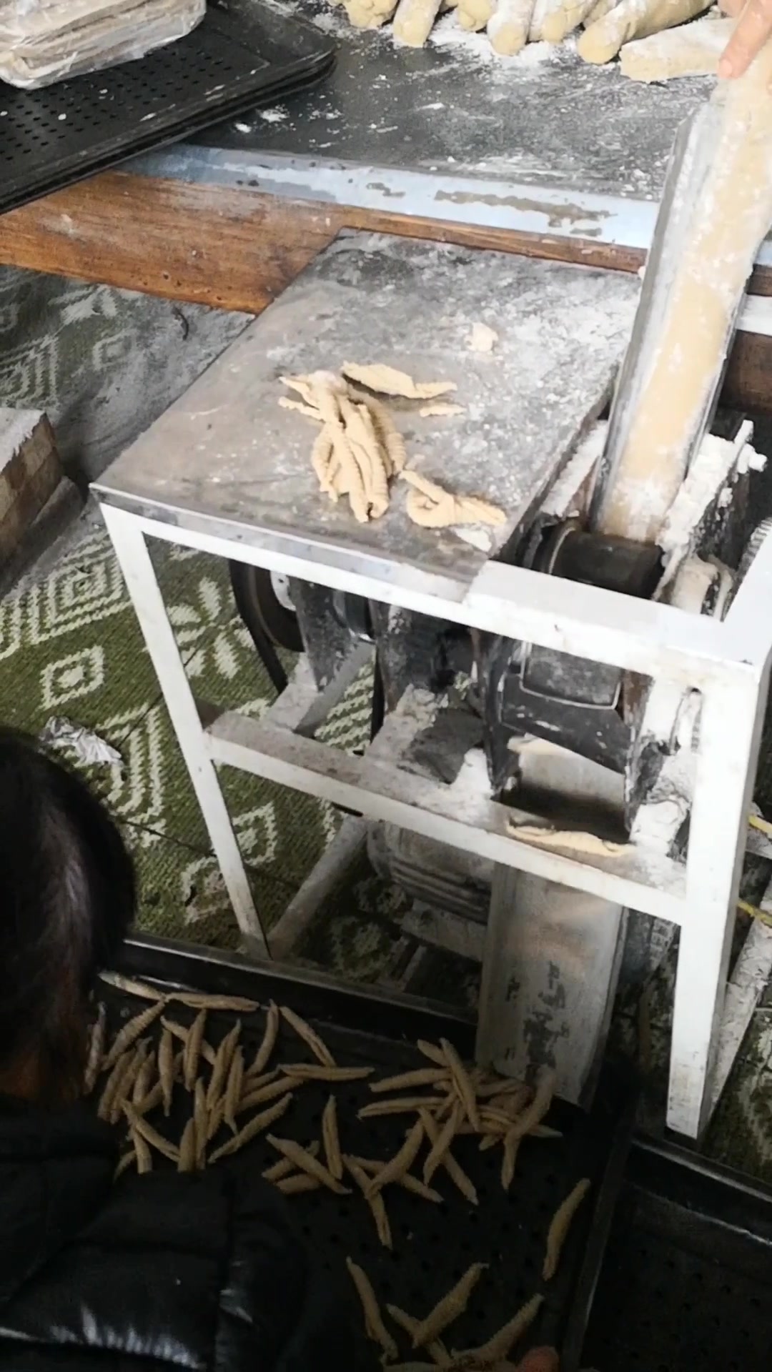 用机器搓面鱼,比手搓的快多了,再有一个人蒸,再大量也不是事