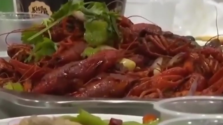 【天热了小龙虾悠着点吃!男子吃小龙虾患横纹肌溶解症】据荔枝新闻,江苏常州的王先生酷爱吃龙虾