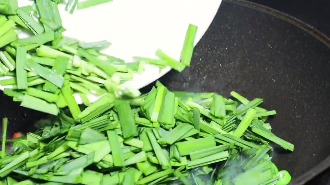 看看饭店大厨是如何做韭菜炒鸡蛋的 看看饭店大厨是如何做韭菜炒鸡蛋的,这烹饪技术太棒了,值得