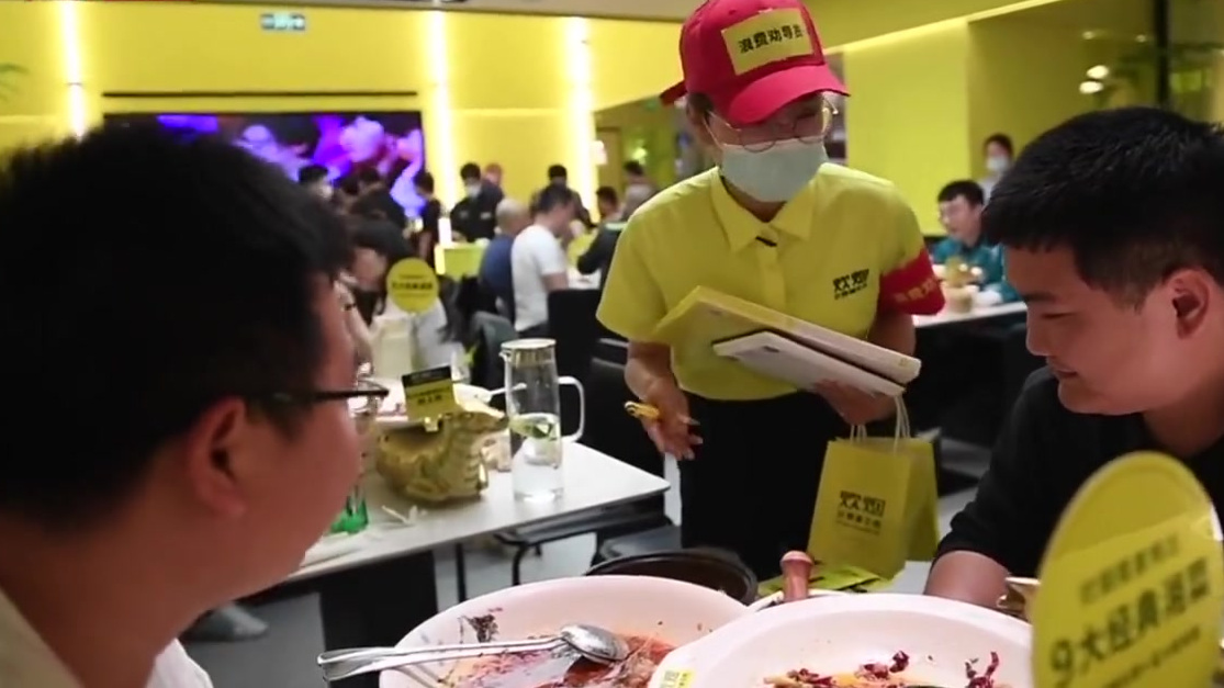 【上海一餐厅设浪费劝导员】4月30日晚,上海一家餐厅内的浪费劝导员在不停走动巡查,记录下每