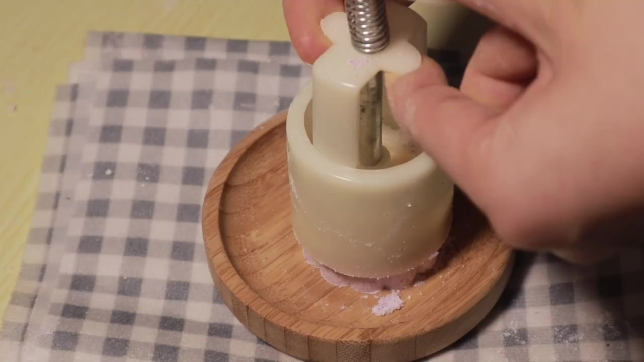 ????简单易做中式糕点 大米桂花糕 桂花味浓郁 喜欢吃大米糕的一定要试一下这款糕点哦。中式糕点