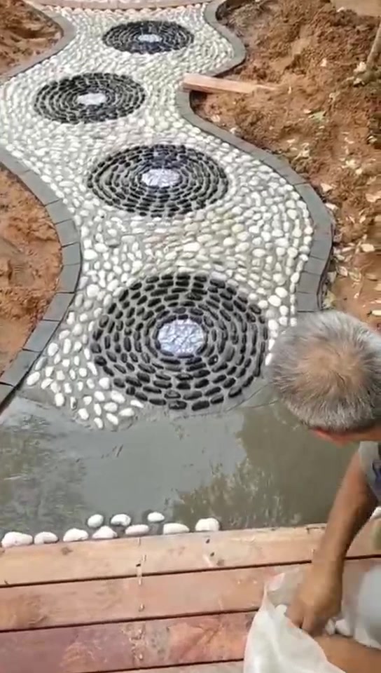 精美鹅卵石铺路过程,雨花石人工装饰,黑白色鹅卵石