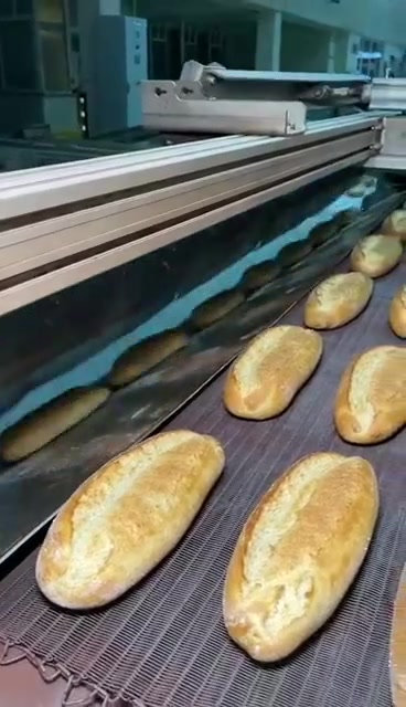 如果你以为面包是烤炉里做出来的,那就错了,请看面包的生产线