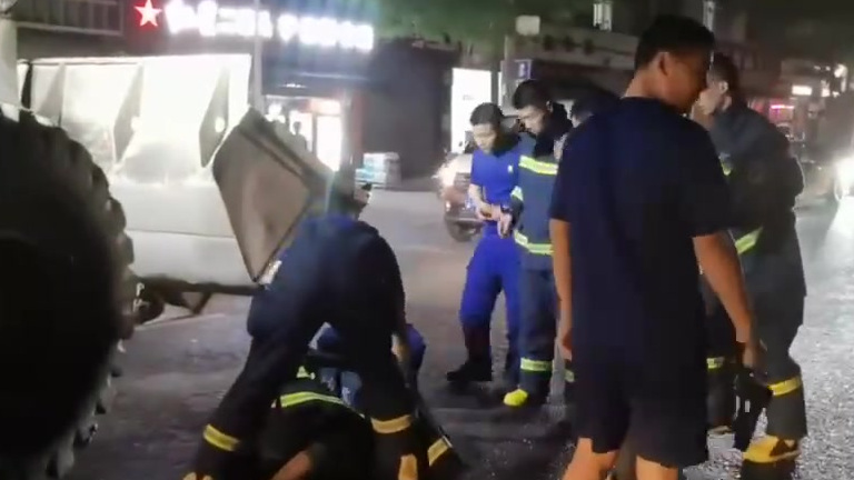 【消防员出警归队途中管“闲事” 】5月2日,遂宁消防指战员在完成警情归队途中巧遇一起交通事