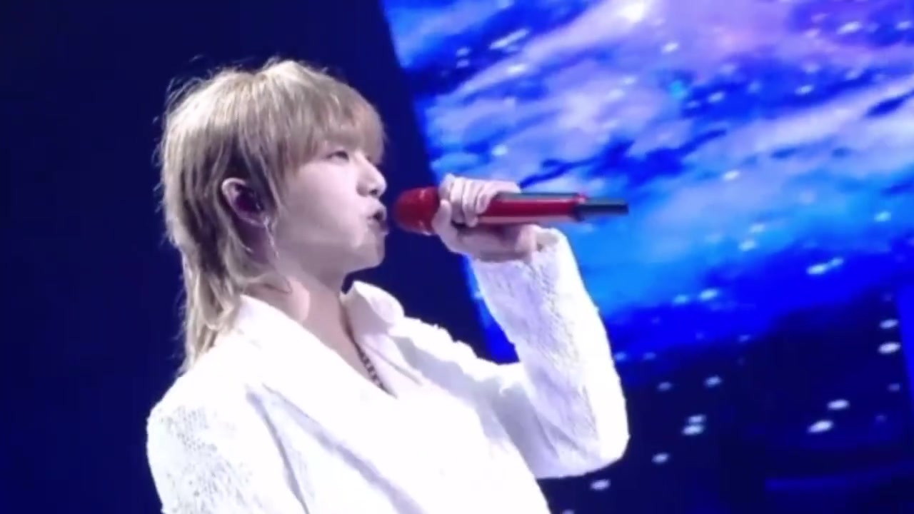 华晨宇今天的造型好日系啊,雾粉色鲻鱼头设计感十足,黑白套装简约大气,漫画系摇滚少年真的好时