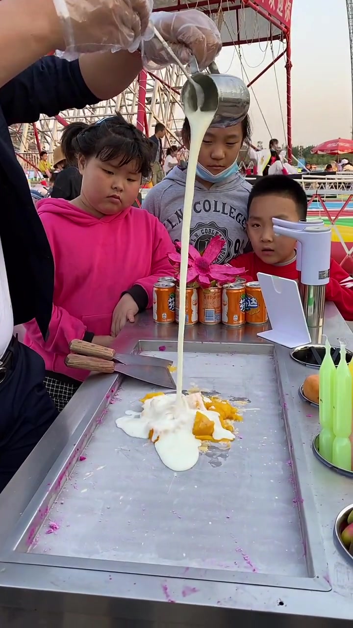 这就是街上10元的炒酸奶,看到成品时,老板还是太抠了