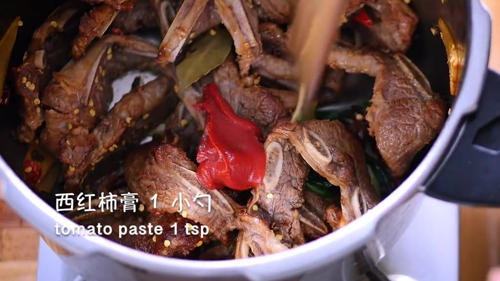 吃在荆楚 【红烧牛仔骨】红烧牛仔骨算是一个炖菜。它通过慢炖或者高压锅高压炖煮使牛肉变得软嫩
