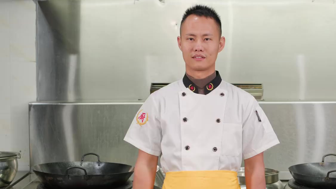旅游途中吃的美食虽好,四川人回家总要先来一顿川菜才巴适。这道“盐煎肉”的家常做法快收好~ 