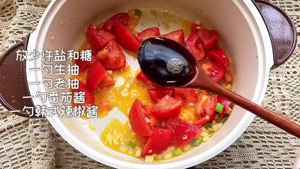 【酸甜开胃 番茄浓汤面】每次没有胃口的时候,就会想吃番茄浓汤面。香浓美味,酸甜适口。