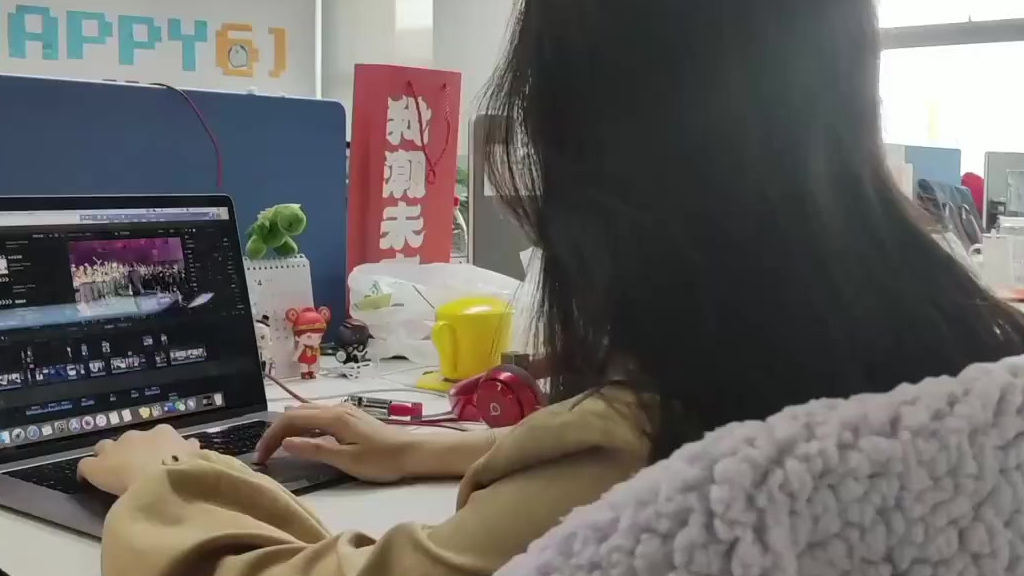 现在开奶茶店还赚钱吗?一边是消费者规模超过3.4亿的火热市场,另一边是网传全国48万家奶茶