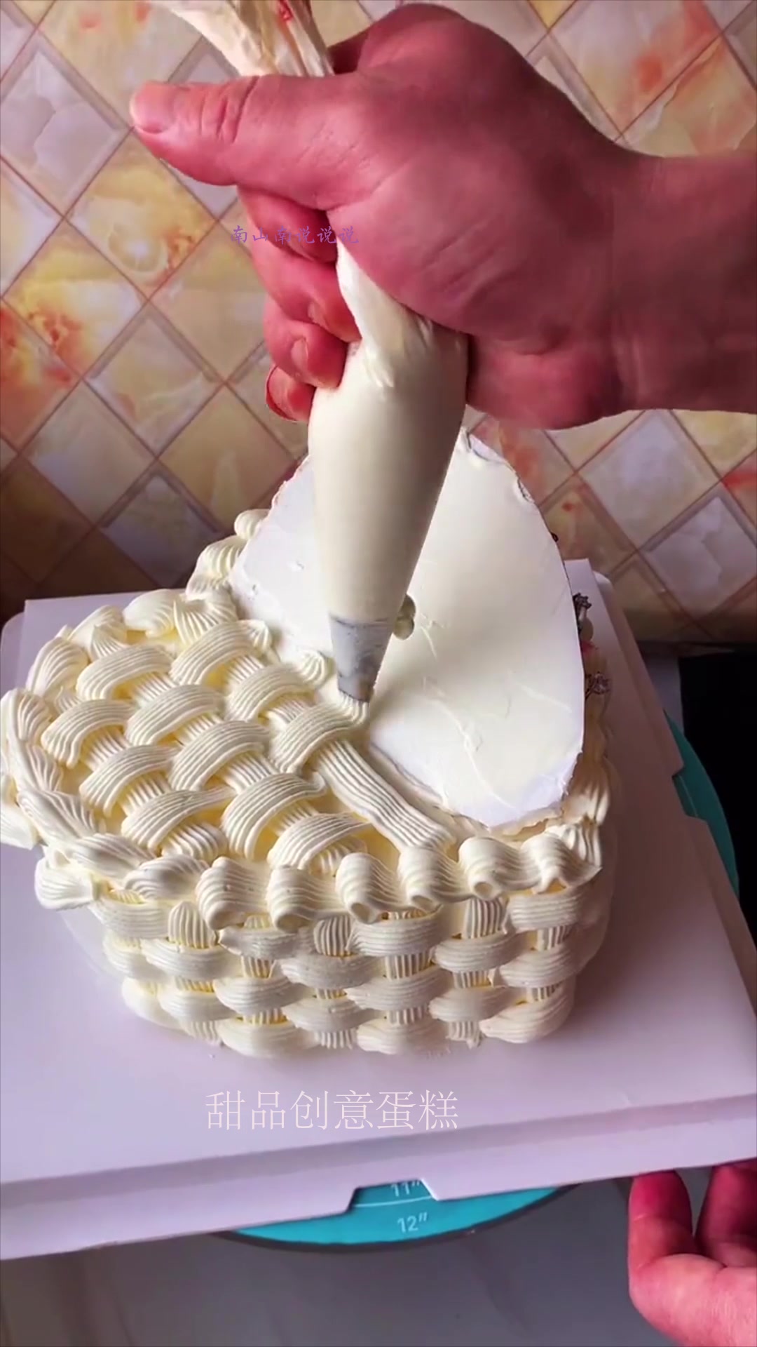 给老婆精心准备的结婚纪念日蛋糕,眼前这一幕,幸福感满满!