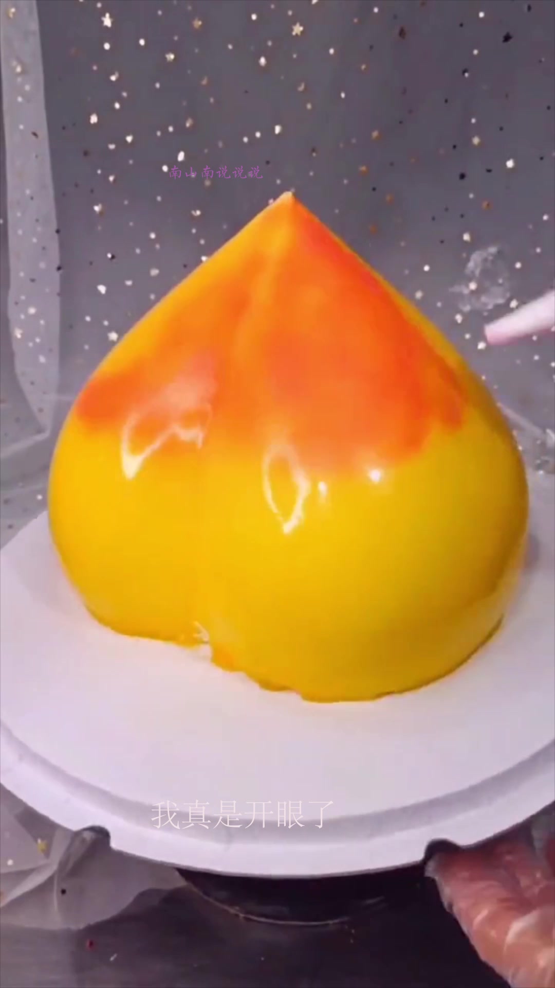 给母亲定的寿桃蛋糕,钱不钱无所谓,只要是得镇住亲朋好友!