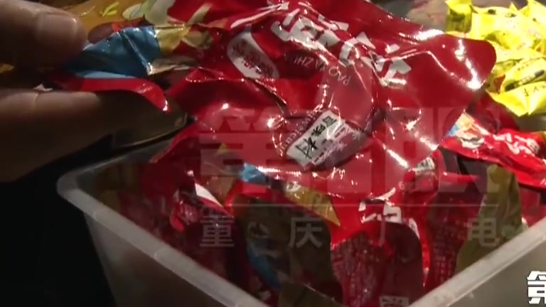 【为证明食品安全供货商啃发霉鸭爪:我吃了没事!】周先生在重庆一生鲜超市买了几包散装的泡鸭爪