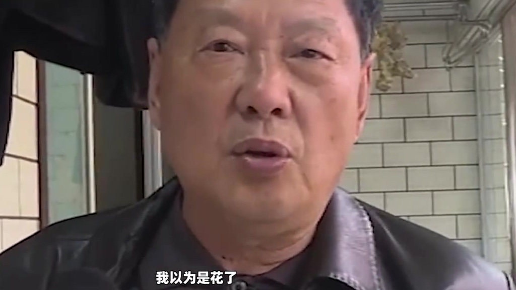 【母鸡有特殊怪癖自己下蛋自己吃,蛋上还有奇怪花纹,专家:别吃】近日,重庆。彭大爷手上这枚鸡