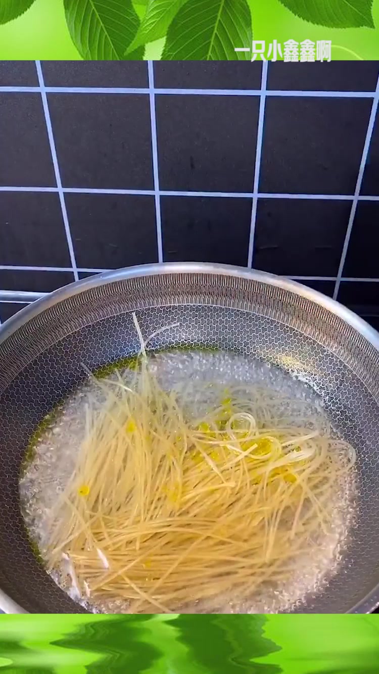 做芹菜炒粉条,最忌直接下锅炒,学会这几招,粉条爽滑不粘锅