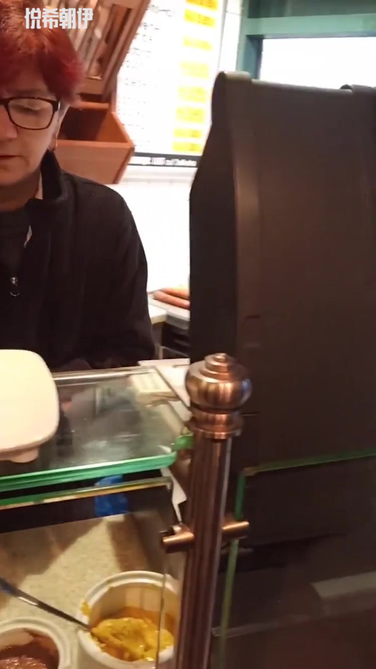 德国人的午餐就是这么随意,简单的猪排配面包,真是太便宜了