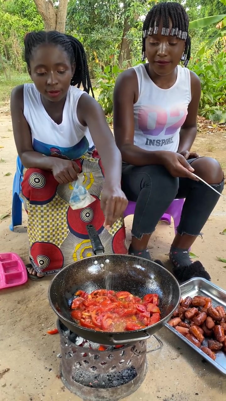 非洲女人特别喜欢自己下厨,经常自己炒菜,能有饭店里面的香吗?