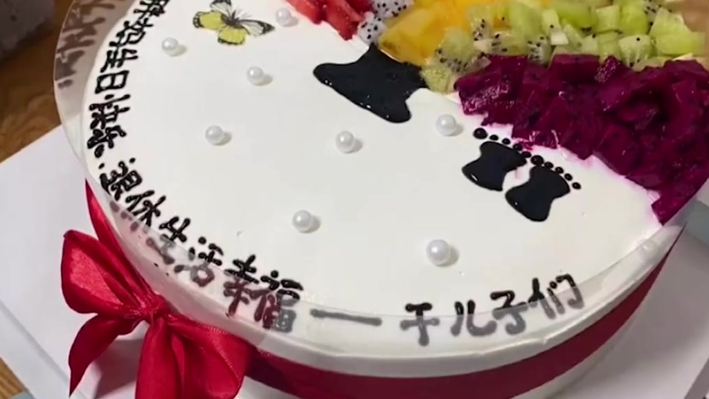 【警校生为宿管阿姨庆祝退休 送蛋糕齐唱世上只有妈妈好】4月30日,河北保定。中央司法警官学