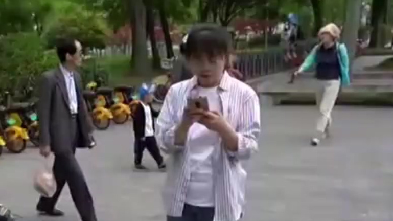 【江苏果蔬鸡蛋反诈宣传员上岗】最近,扬州瘦西湖景区多家农贸市场和水果店,一批瓜果蔬菜变身“