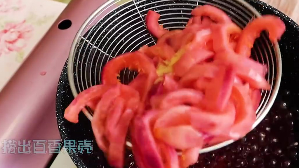 百香果只能放在水里冲水喝?百香果还可以这样做,调酒 做饮料都是很不错的选择呀,红色的百香果