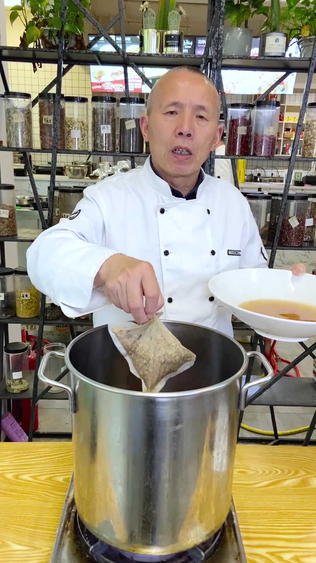 在家想吃卤菜怎么做,卢师傅教你,操作简单还好吃!