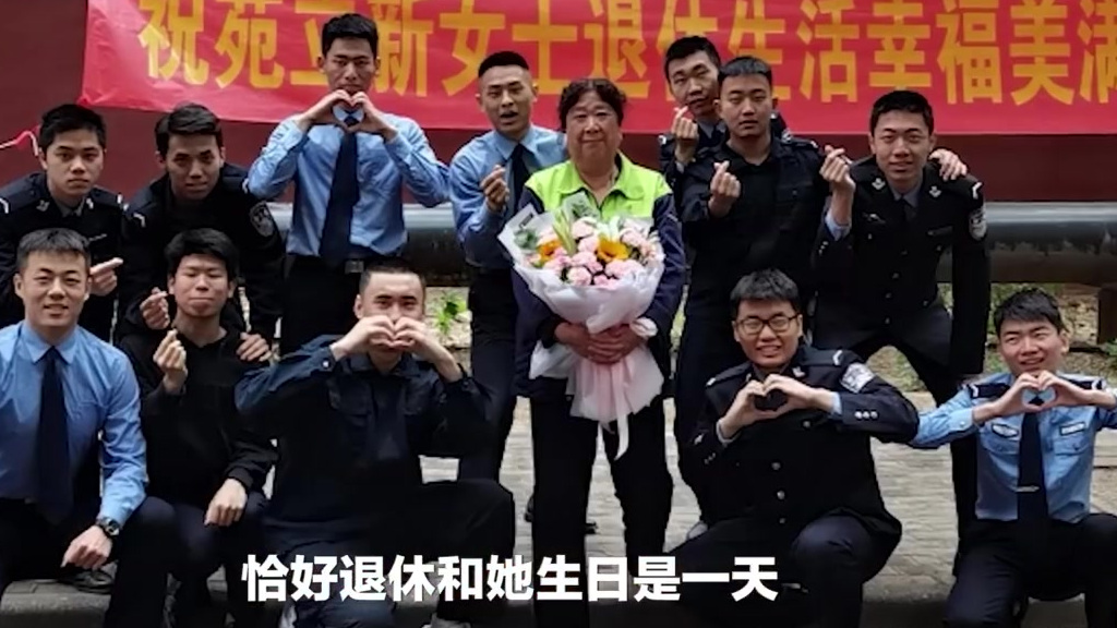 【警校男生为宿管阿姨唱只有妈妈好】4月30日,河北保定,中央司法警官学院几名男生,一起准备
