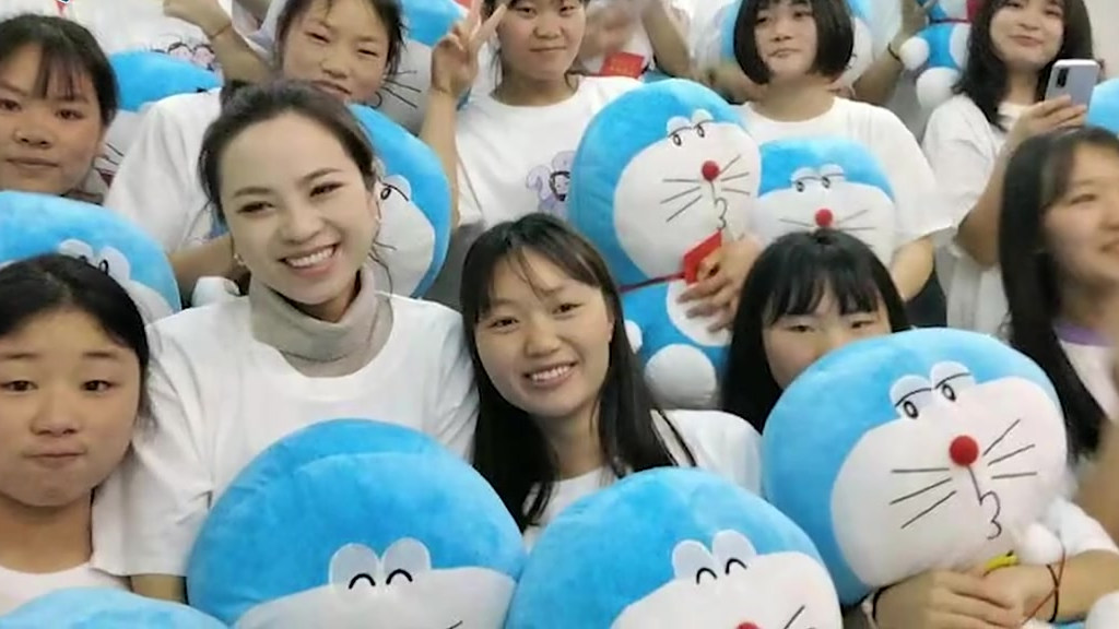 【高三老师送全班同学机器猫:灵感是3年前他们给我的惊喜[太开心]】云南彝良。一中学高三语文
