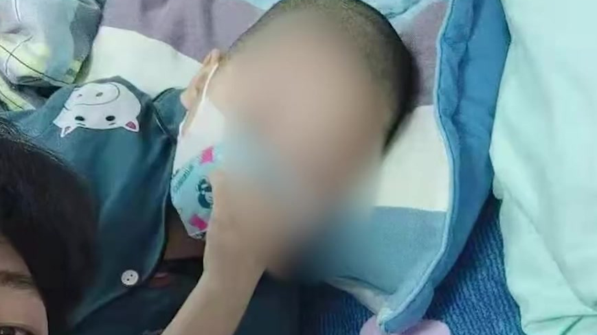 【为救5岁血癌弟弟,18岁哥哥辞职病房照顾,说服父母不放弃治疗】3月25日,乐山峨边的5岁
