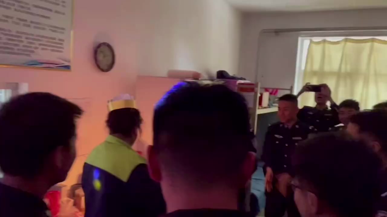 【河北警校生为宿管阿姨庆祝退休 送蛋糕齐唱世上只有妈妈好】4月30日,河北保定。中央司法警