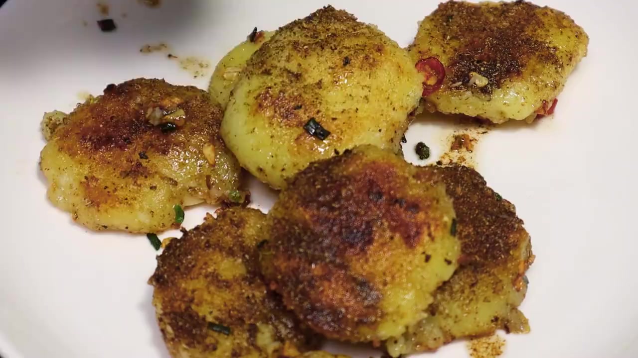 土豆简单又好吃的新做法,香辣绵软 土豆简单又好吃的新做法,香辣绵软,开胃解馋,天天吃不腻!