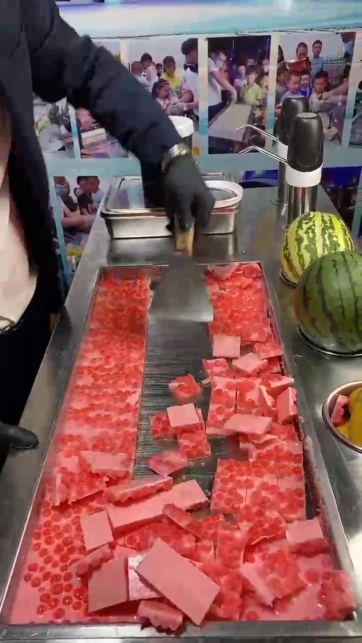 这才是真正的炒酸奶,倒入红色鱼子酱的那一刻,绝对够红火