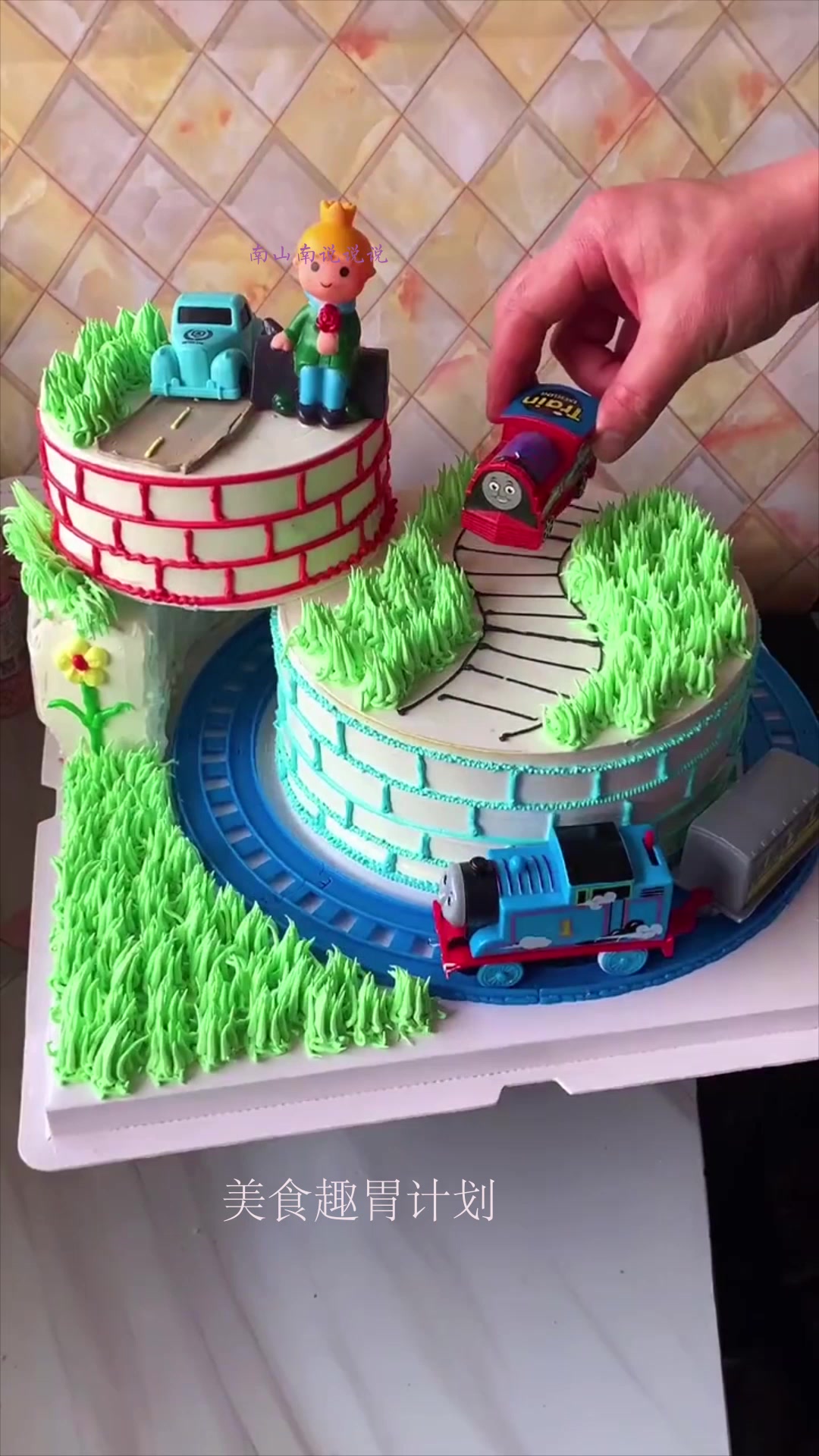 这蛋糕太难做了,你猜猜是男孩还是女孩过生日?