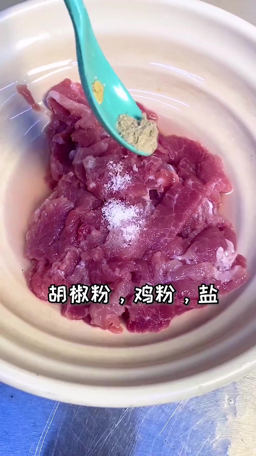 想要做好广东原味汤粉王,腌肉也是必不可少的步骤之一,看仔细了