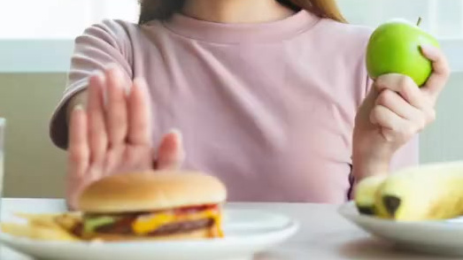 【 减糖饮料、控糖控卡食物销量呈现了大幅增加的趋势,你咋看】数据显示,我国的成人肥胖率已经
