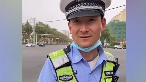 【致敬!辅警双臂被晒脱皮坚持执勤】5月10日,新疆和田地区洛浦县,一名辅警被询问为何戴防晒