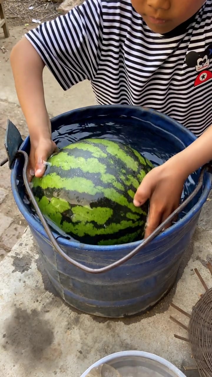 这就是广州穷人家的饭菜,眼前的这幕,网友:穷人孩子早当家!
