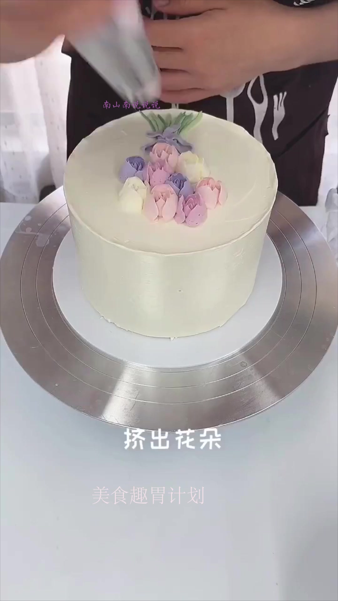 用俄罗斯花嘴做520蛋糕,看到成品之后,小韩系太浪漫了!