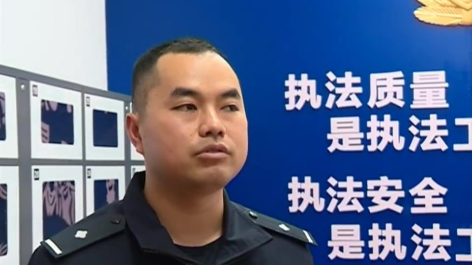 #我为群众办实事# 【男子冒充人民警察 骗去女子八万多块】前段时间,柳城县公安局寨隆派出所
