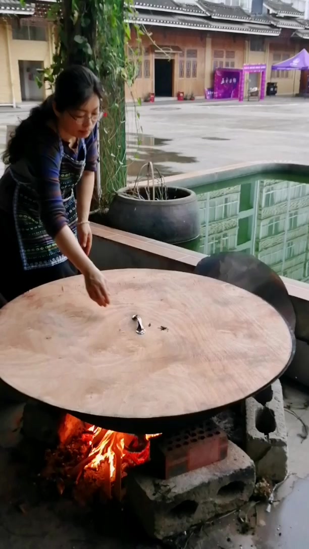 那么大一个锅,煮的是什么? #百城映像# 那么大一个锅,煮的是什么?那是大火把植物煮出汁,