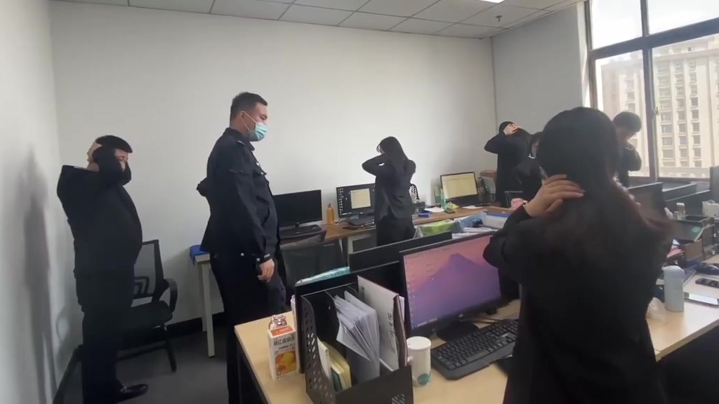 【上海破获7亿奶茶店套路诈骗案:雇人排队营造火爆假象】5月13日,上海警方通报侦破一起涉案
