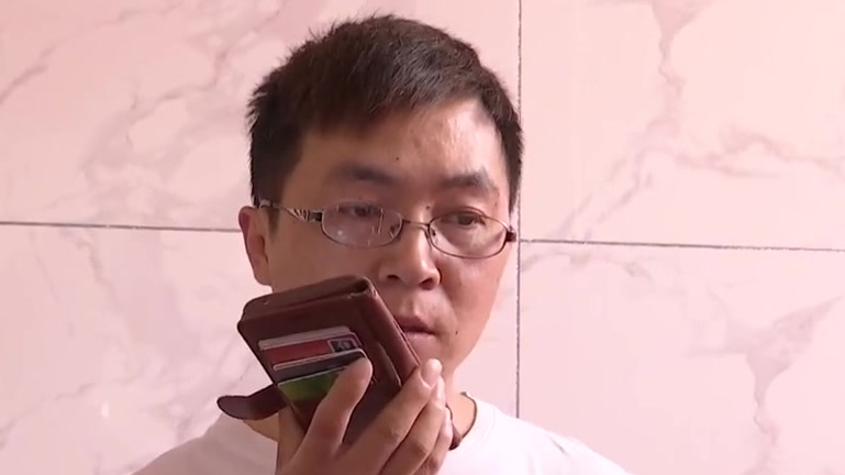 【捷通电器城的索尼 说明书保修卡上“三无”】嘉兴的俞先生反映,他网购了一台索尼4K高清智能