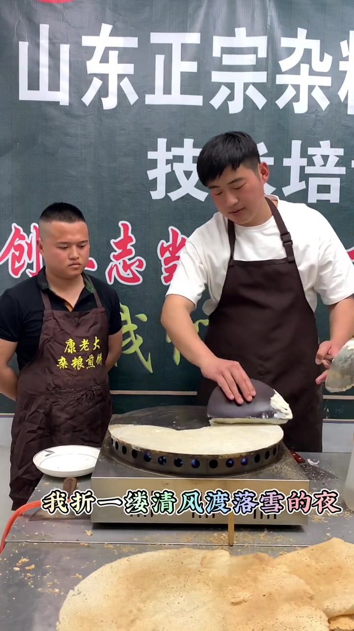 原来煎饼果子是这样做,小伙的这番操作,还真让闺蜜迷上了