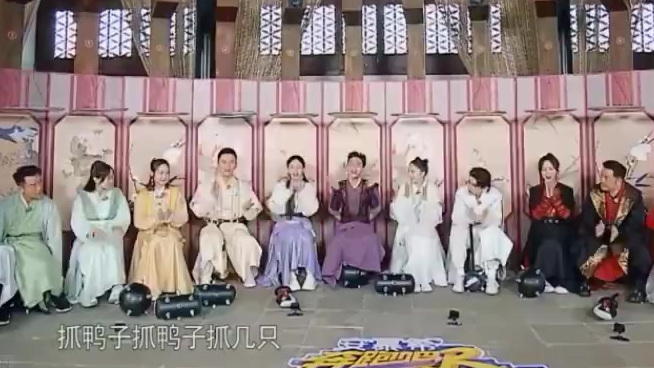 蔡徐坤《奔跑吧》,抓鸭子游戏环节,成功被带跑偏的坤也太可爱了吧这笑容看化了系列#奔跑吧#