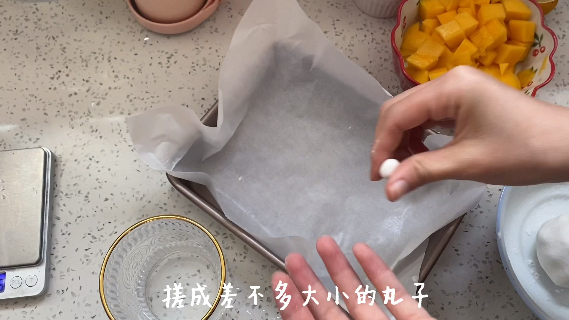 【配料】 糯米粉50克 糖粉适量(可不➕) 温水适量 芒果150克 牛奶70克 【步骤】 