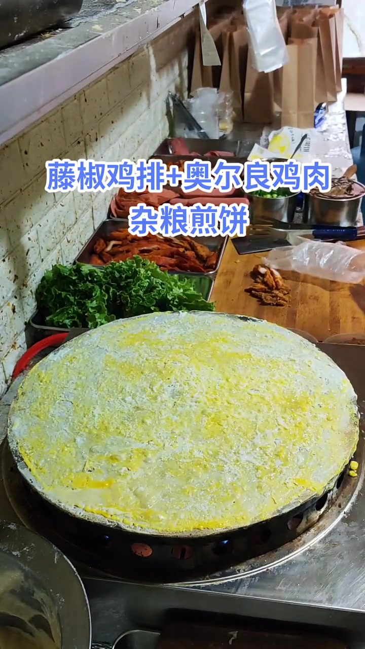 怪不得卖的煎饼果子贵,看到加的这料,估计老板也能挣不少