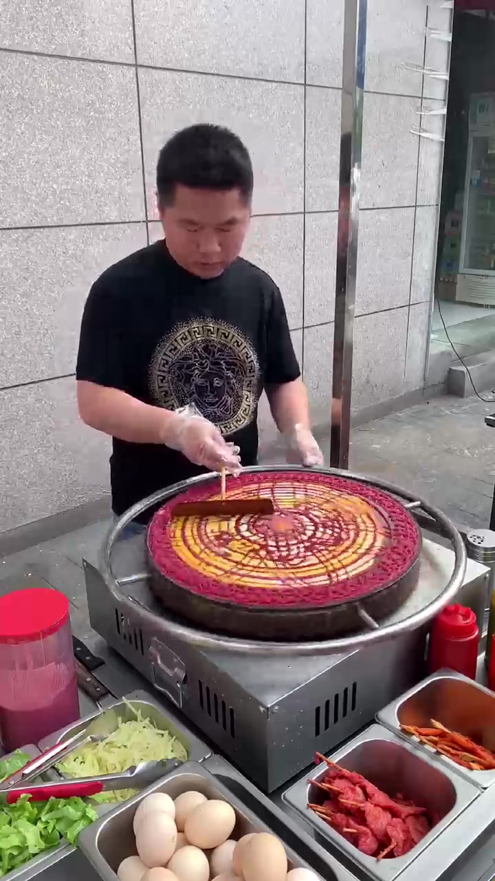 来大城市摆摊,设计的花式煎饼,一天900你敢信吗