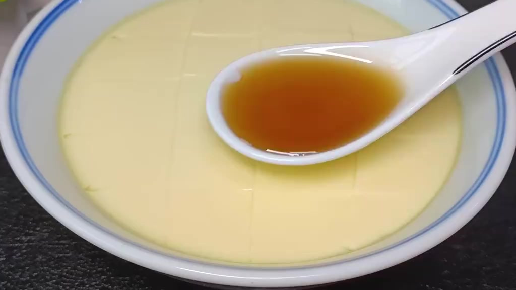 鸡蛋羹怎么蒸才嫩滑?30年老保姆教你一招,比豆腐还嫩,无蜂窝 